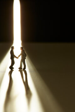 スリットから入ってきた光とミニチュアの人