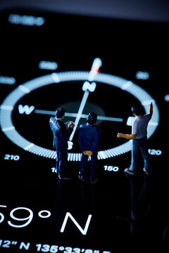 方位磁針とミニチュアの人