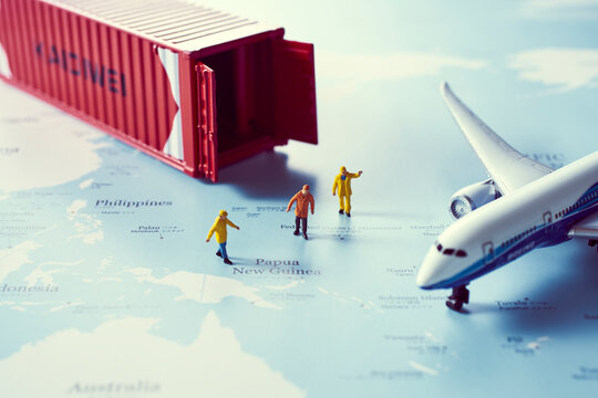 地図の上のミニチュアコンテナと飛行機