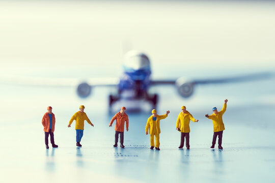 ミニチュアの飛行機と働く人々
