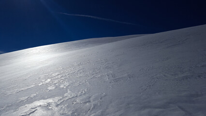 Raggio di sole su una distesa di neve