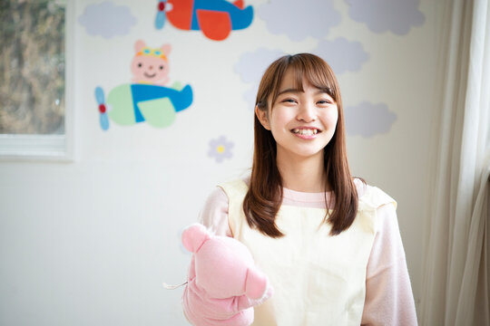 パペットを持っている笑顔の保育士