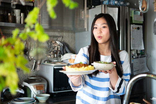 料理の乗ったお皿を持っている女性