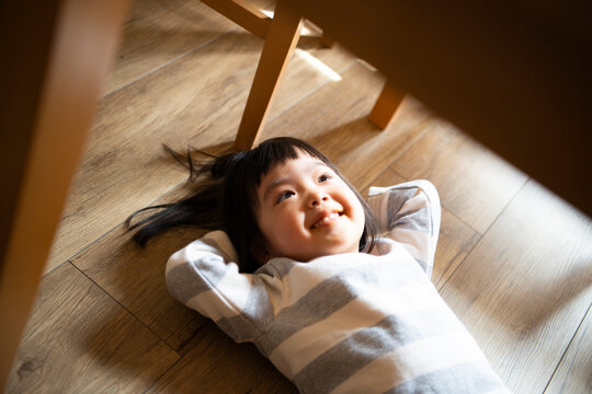 リビングで遊んでいる女の子