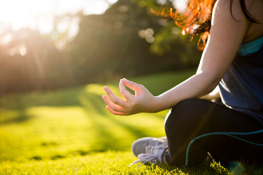 チンムドラーのポーズをしている手