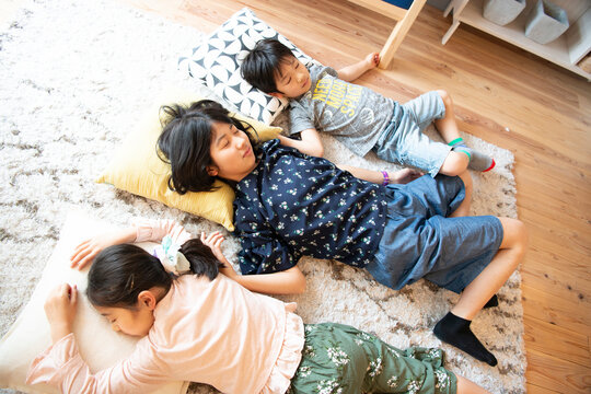 リビングで昼寝をしている子供たち