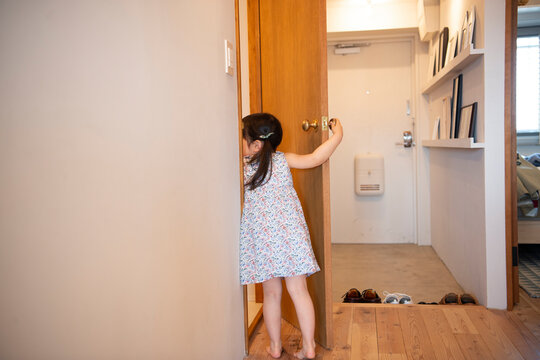 ドアを開けている女の子