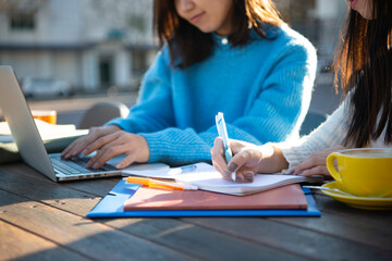 カフェで勉強をしている2人