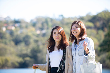 旅行中の女性2人