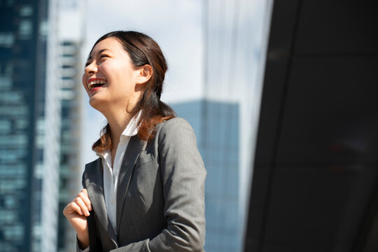 笑っているスーツ姿の女性