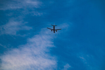 Fototapeta na wymiar 飛行機が空港に向かって高度を下げていっている写真（山の頂上から撮ったもの）