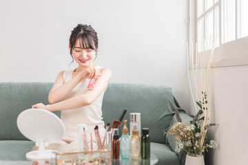 部屋でムダ毛処理・無駄毛を剃る女性（笑顔）
