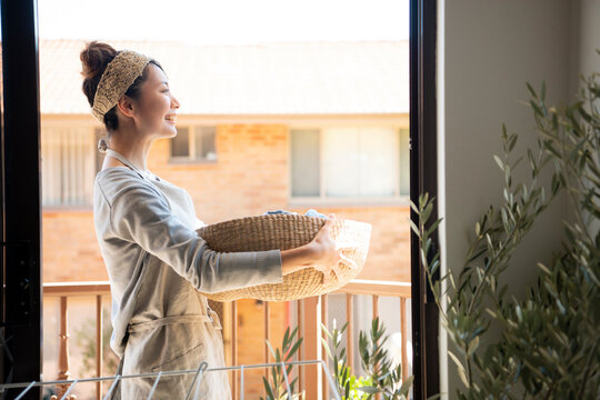 洗濯物の入ったかごを持っている女性