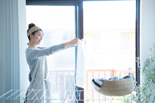 洗濯物を干している女性