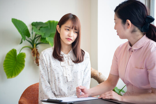 カウンセリングを受けている女性