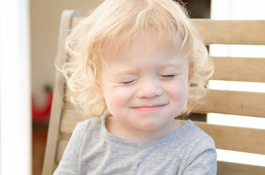 目をつぶっている男の子