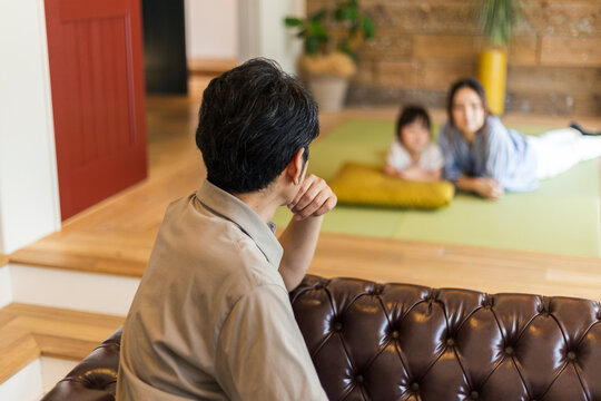 和室の母娘と見守る父親