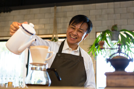 コーヒーを淹れる男性店員