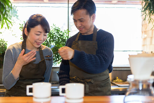 コーヒ豆の香りを嗅ぐ女性