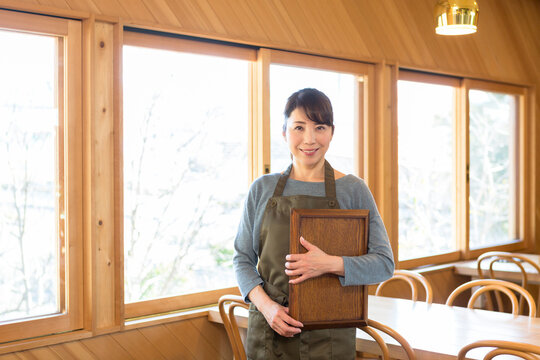トレーを抱える女性店員