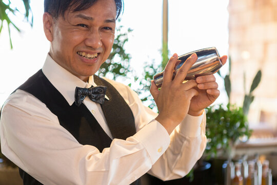 シェーカーを振るバーテンダー