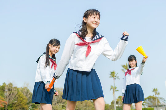 バトンを受け取る女子中学生