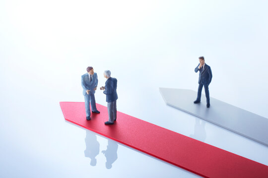 赤い矢印とビジネスマン