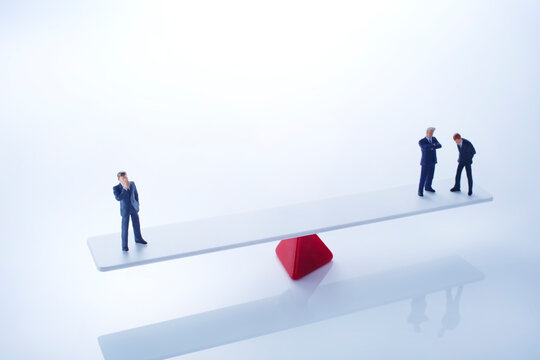 シーソーとビジネスマン