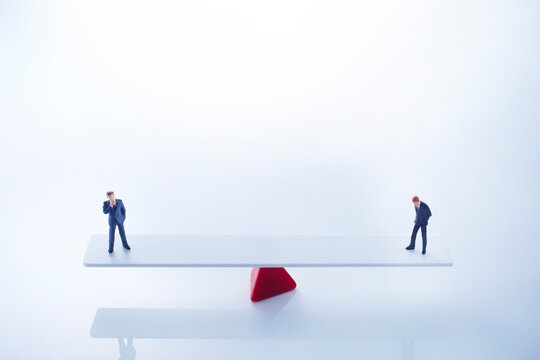 シーソーとビジネスマン