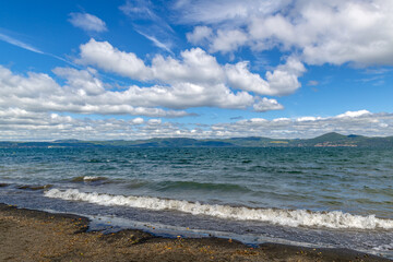 Le lac de Bracciano en Italie