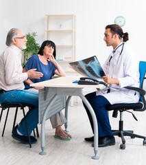 Obraz premium Old couple visiting young male doctor