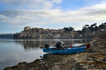 Bateaux de pêche sur les rives du lac de Bracciano en Italie