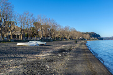 Les rives du lac de Bracciano en Italie