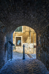 Passage sous voute dans le village médiéval d'Anguillara Sabazia en Italie