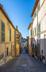 Ruelle dans le village médiéval d'Anguillara Sabazia en Italie