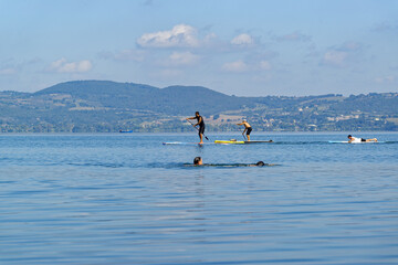 Kayakistes et baigneurs