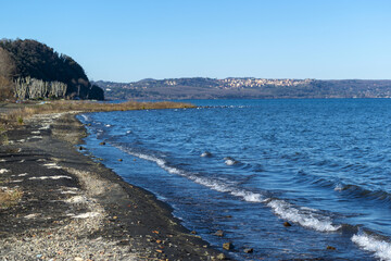Les rives du lac de Bracciano en Italie