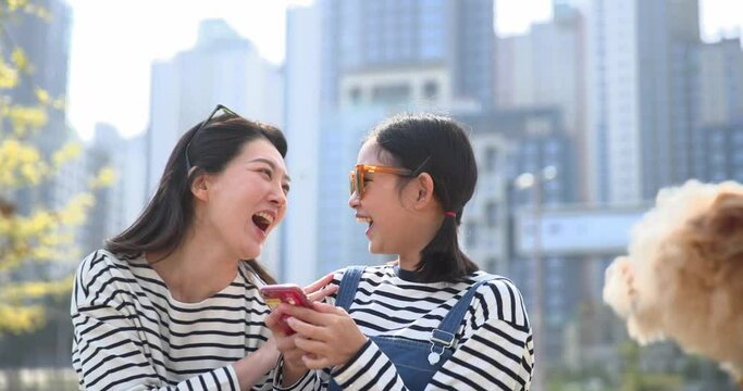 스마트폰을 함께 보며 즐거워 하는 모녀