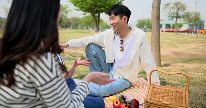 피크닉 와서 편안하게 이야기를 나누며 쉬고있는 가족 