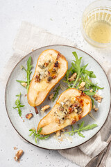 Pear baked with blue cheese, honey and walnuts with arugula salad