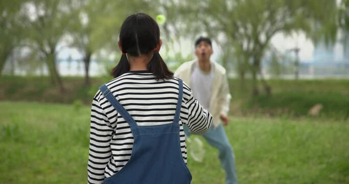 배드민턴을 치며 운동하는 아빠와 딸 