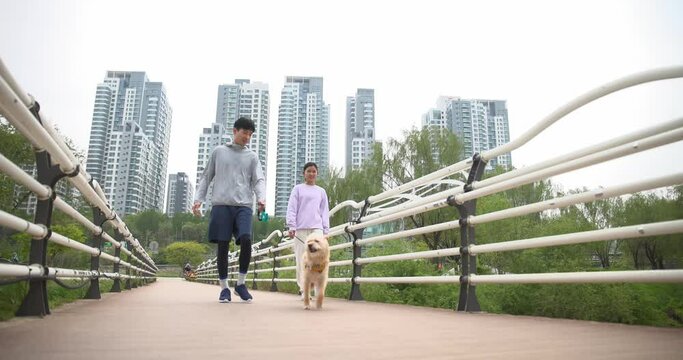 강아지를 산책시키는 아빠와 딸 