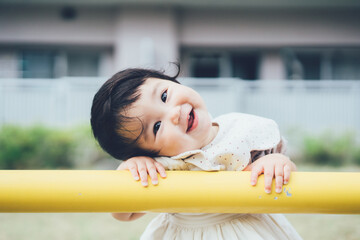 笑顔で首を傾げる赤ちゃん