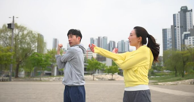 커플 체조를 하고있는 부부 