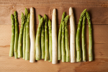 Spargel grün und weiß auf Holztisch asparagus