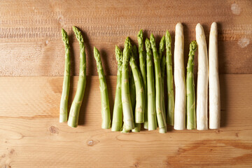 Spargel grün und weiß auf Holztisch asparagus