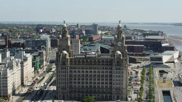 A drone push past the Liverbuilding with the Liverbirds. 4k DRONE 