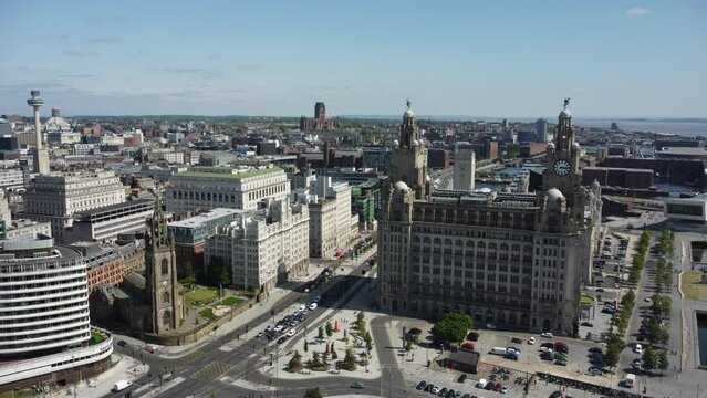 Liverbuilding and its LFC Liverbirds perched up high. Look at Liverpool in all its glory. 