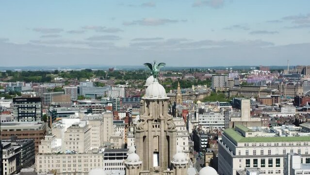 revealing the liver building and the liver birds. Liverpools most famous vision. in 4K. 