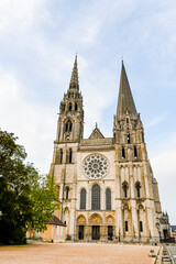 Fototapeta na wymiar Chartres, Kathedrale, Notre-Dame, Altstadt, Altstadthäuser, Kirchenfenster, Fluss, Eure, Sommer, Abendstimmung, Frankreich